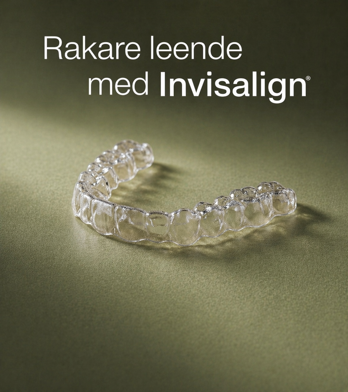 Patient med ett strålande leende efter Invisalign-behandling